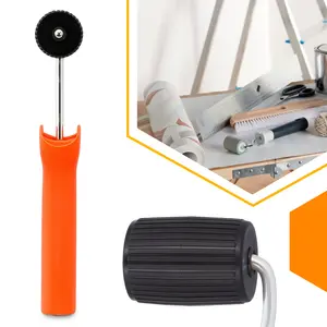 Wałek dociskowy do tapet beczkowy z uchwytem